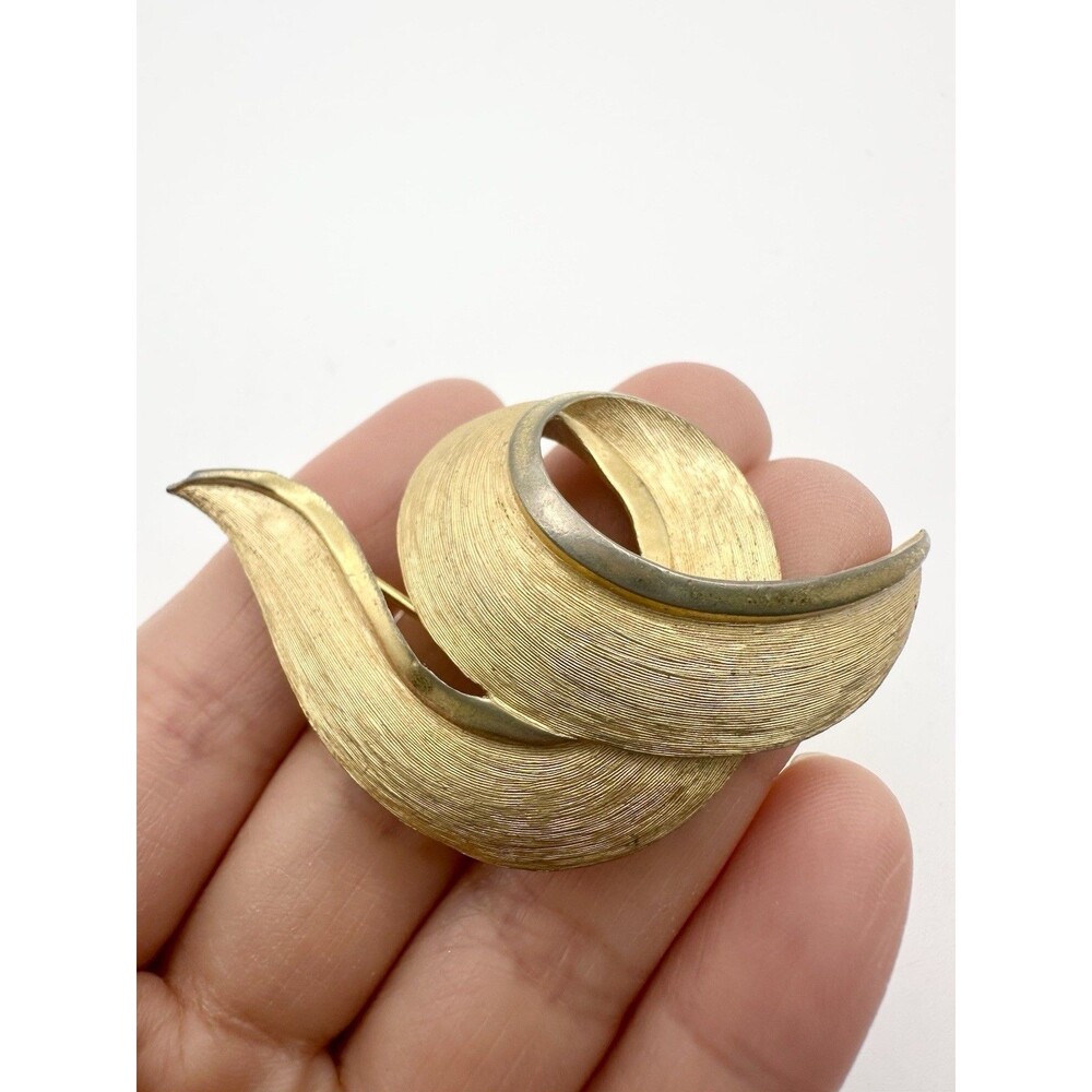 Vintage Crown Trifari Designer Modern Swirl Brooch Costume Brushed Gold Tone Pin